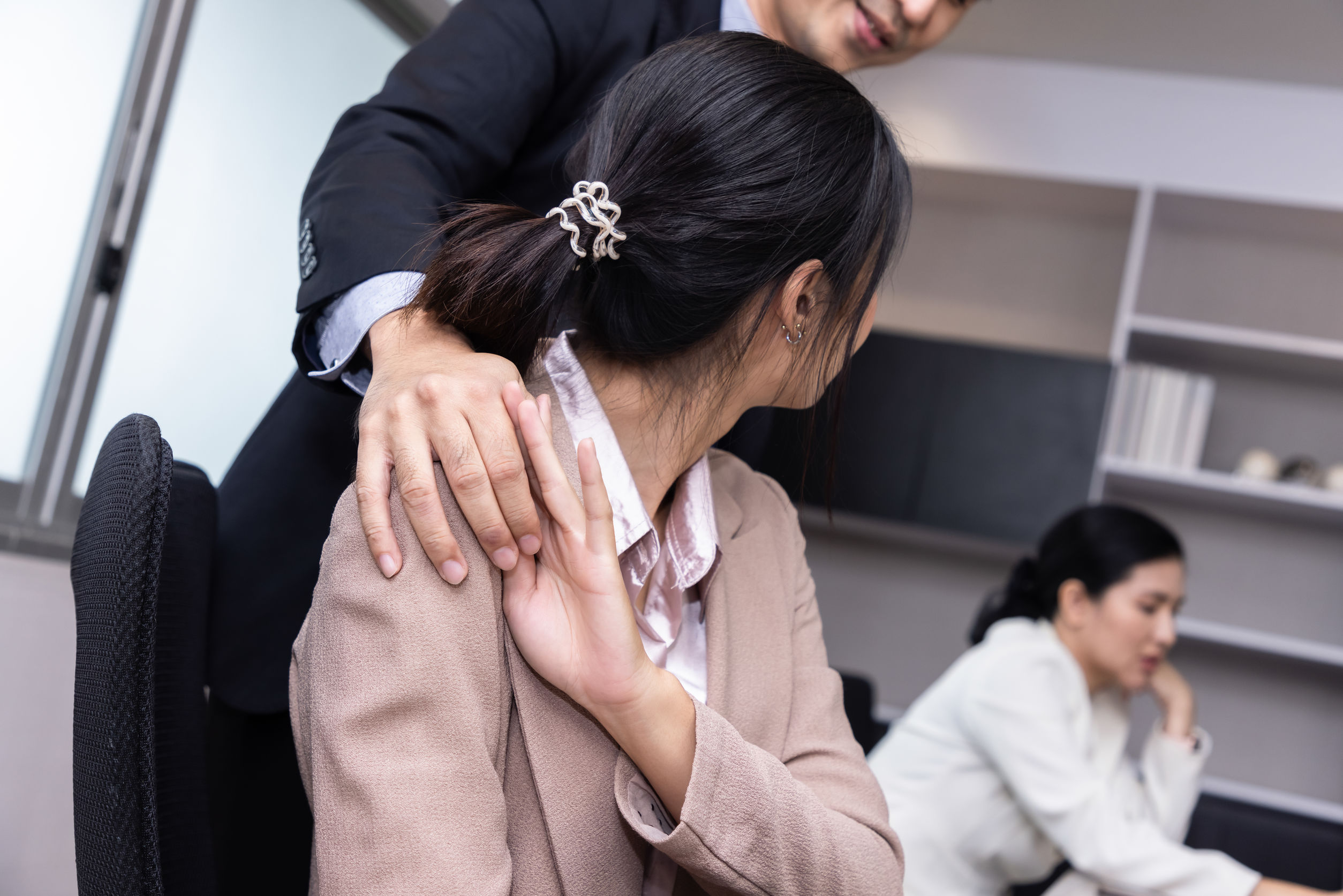平機會提醒僱主和僱員對工作間的性騷擾應採取零容忍態度，僱主應建立預防和處理性騷擾的機制，並在發生性騷擾事件時採取果斷行動。